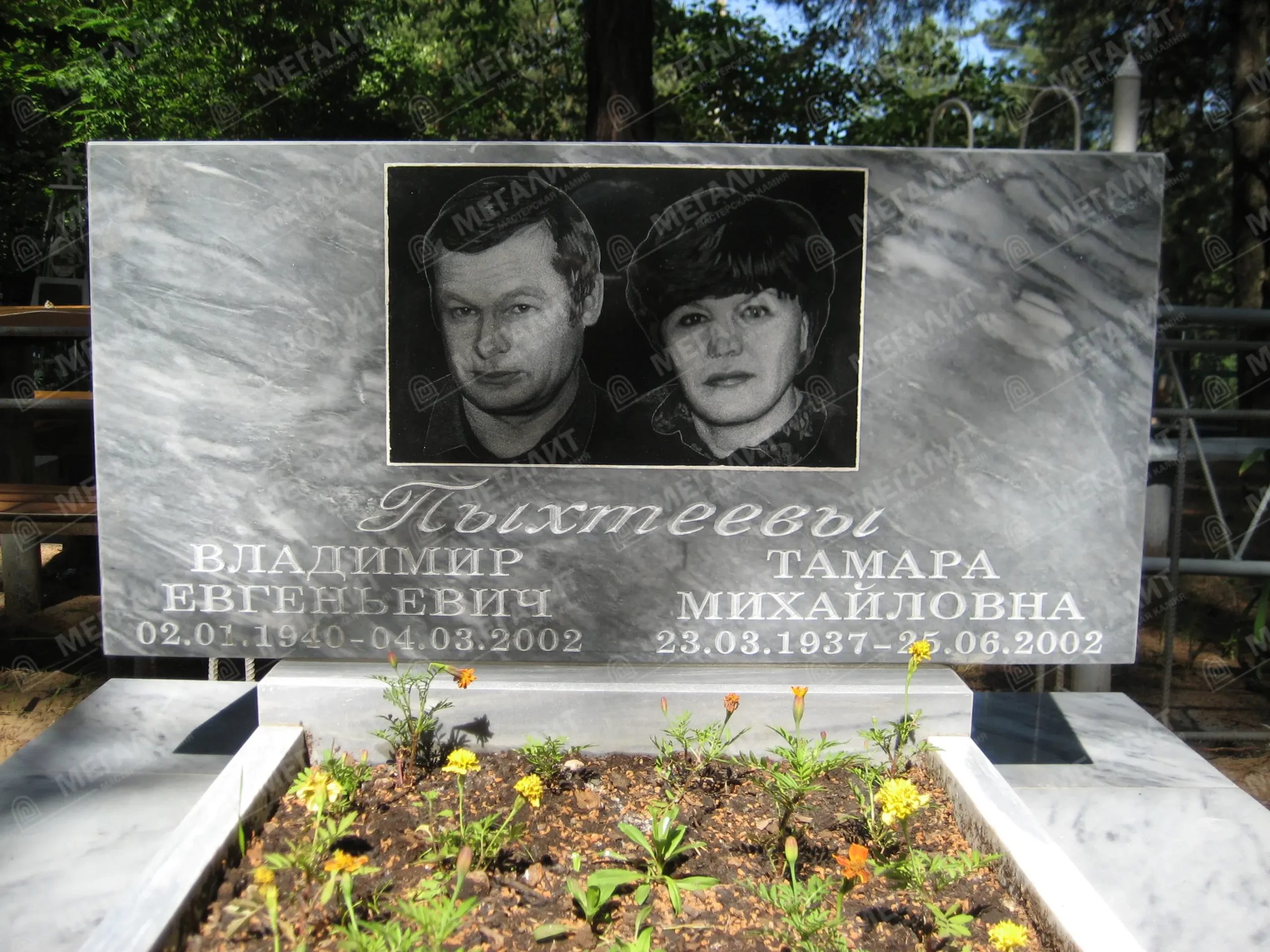 Памятники из мрамора фото (2)