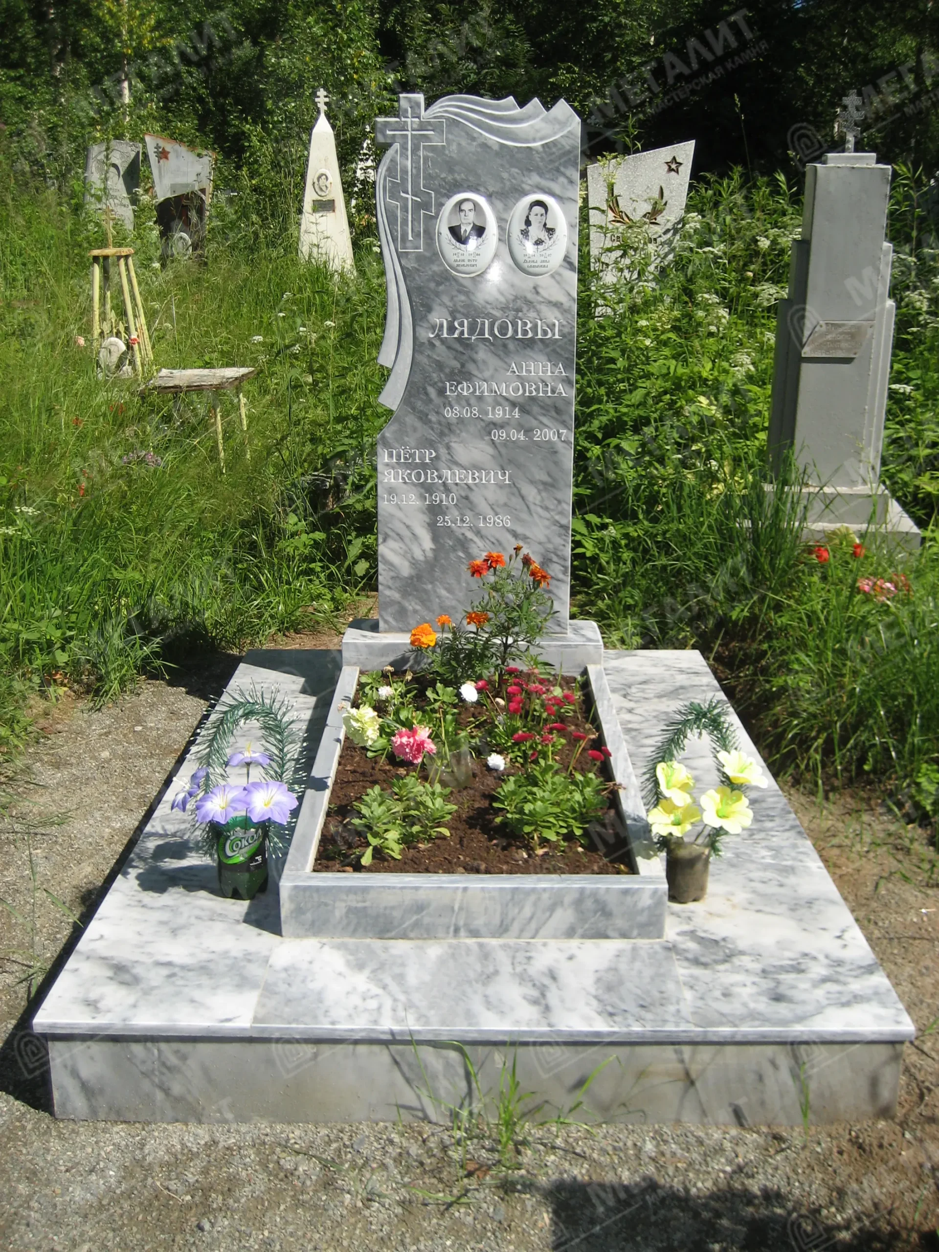Памятники из мрамора фото (3)